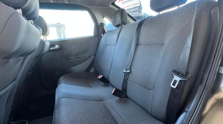 CORSA 1.4 SEDAN – 2010