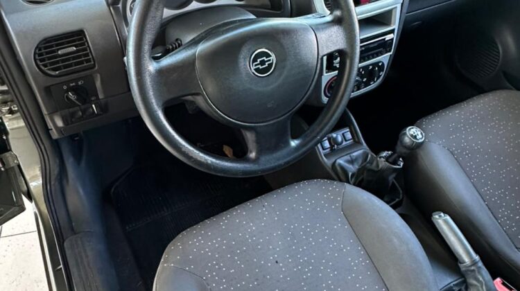 CORSA 1.4 SEDAN – 2010